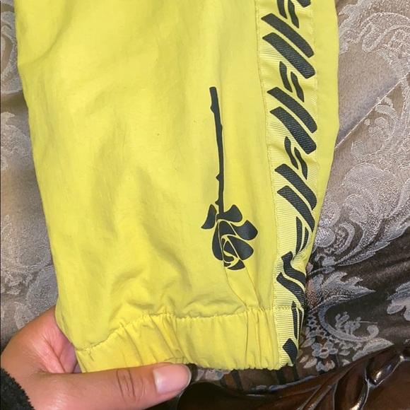 Petals bright yellow joggers - Picture 2 of 4